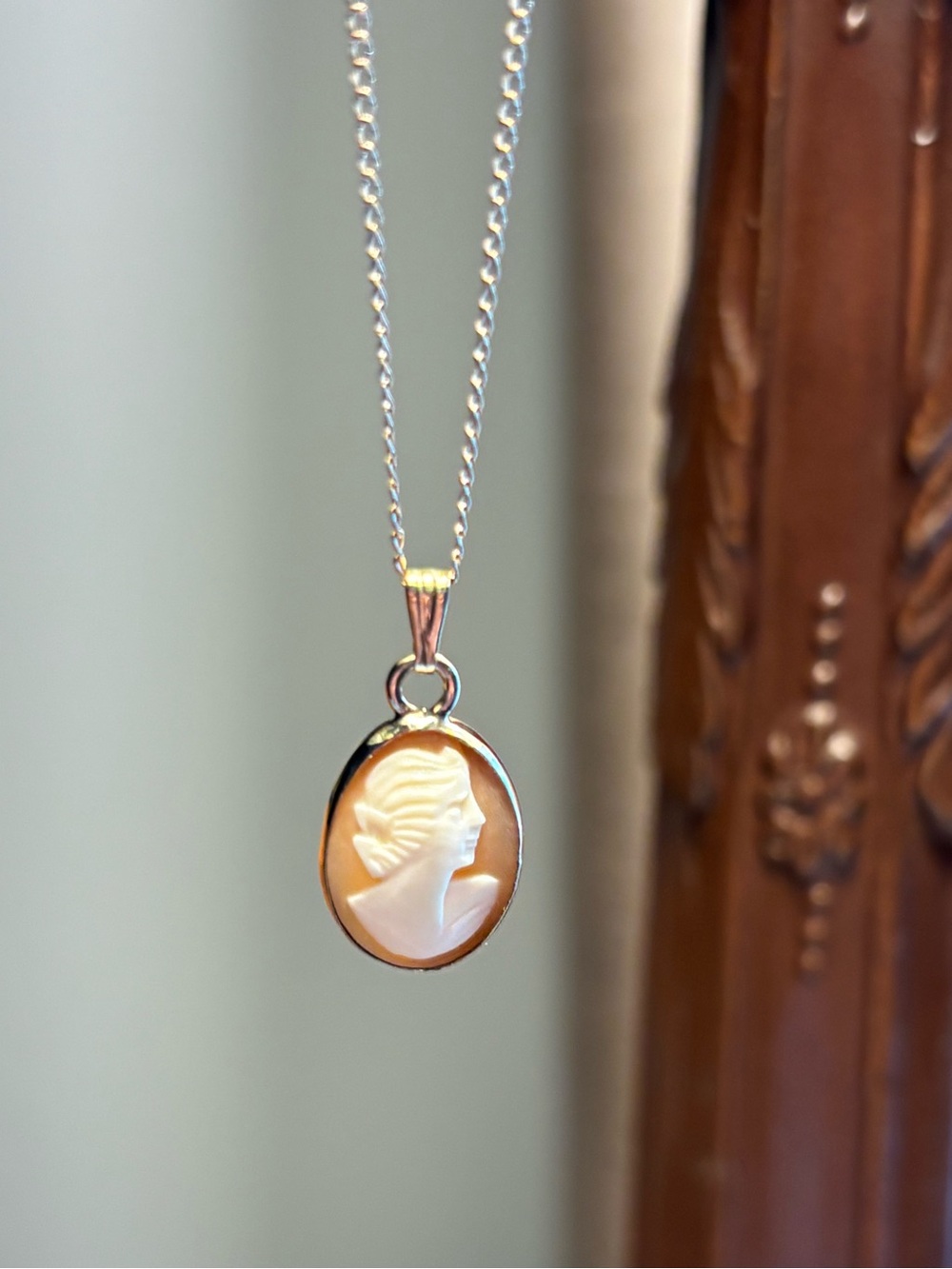 Vintage 12k Gold Filled Small Cameo Pendant Necklace